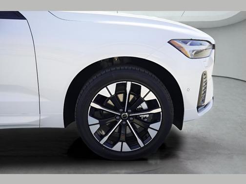 Crystal White Metallic 2026 Volvo XC60 B5 Plus