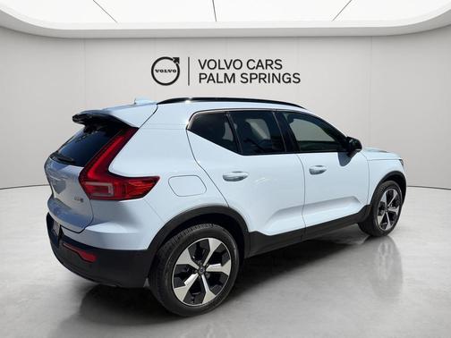 Cloud 9 White 2024 Volvo XC40 B5 Plus Dark Theme