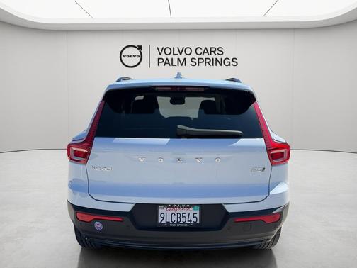Cloud 9 White 2024 Volvo XC40 B5 Plus Dark Theme