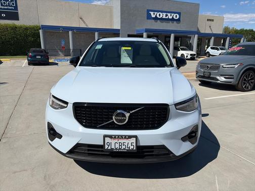Cloud 9 White 2024 Volvo XC40 B5 Plus Dark Theme