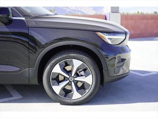 2025 Volvo XC40 B5 Core Bright Theme