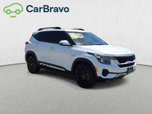 Snow White Pearl 2022 Kia Seltos Nightfall