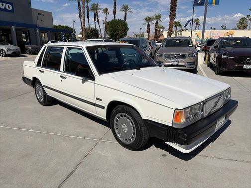 White 1989 Volvo 740 GL