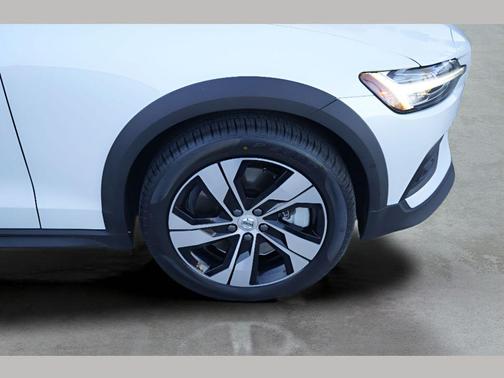 2024 Volvo V60 Cross Country B5 Plus
