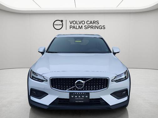 2024 Volvo V60 Cross Country B5 Plus