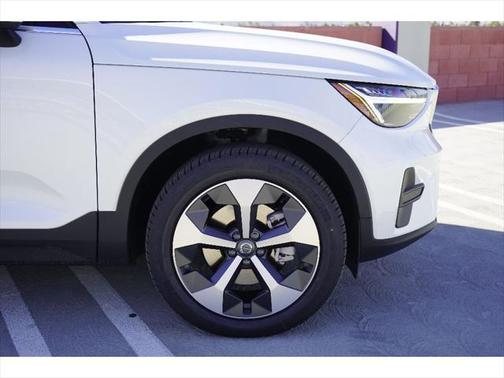 2025 Volvo XC40 B5 Core Bright Theme