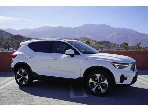 2025 Volvo XC40 B5 Core Bright Theme