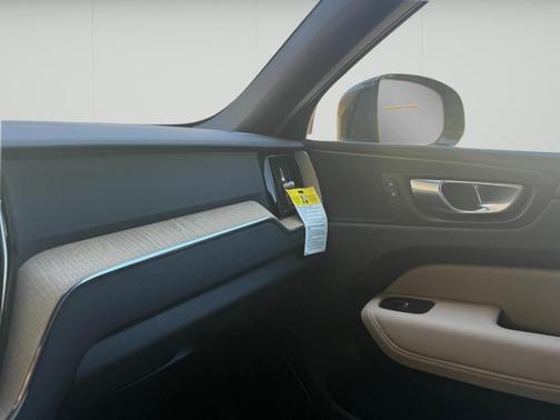 Onyx Black Metallic 2026 Volvo XC60 Plug-In Hybrid T8 Plus