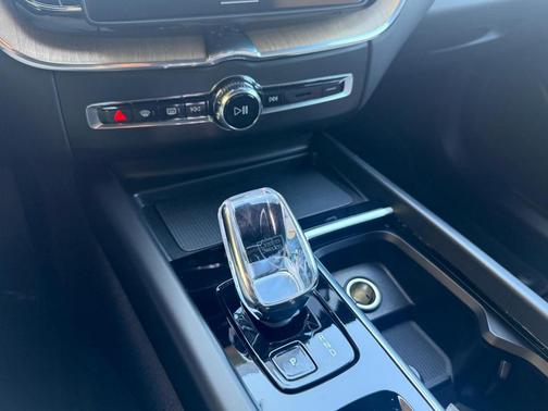Onyx Black Metallic 2026 Volvo XC60 Plug-In Hybrid T8 Plus