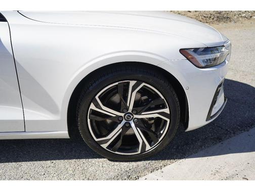 2024 Volvo S60 B5 Plus Dark Theme