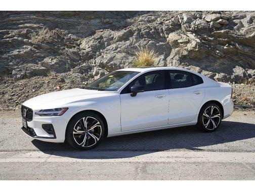 2024 Volvo S60 B5 Plus Dark Theme