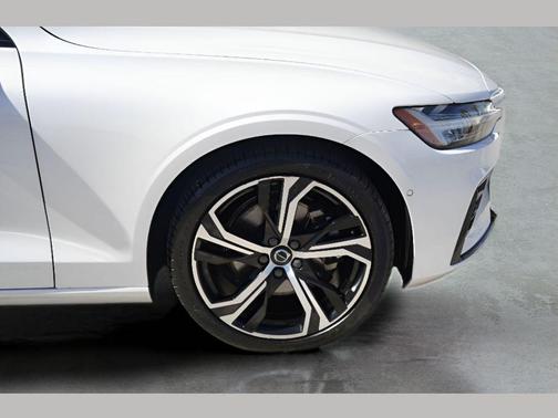 2024 Volvo S60 B5 Plus Dark Theme