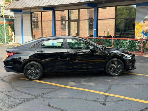 Phantom Black 2022 Hyundai ELANTRA SEL