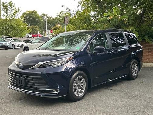 2023 Toyota Sienna XLE 8 Passenger