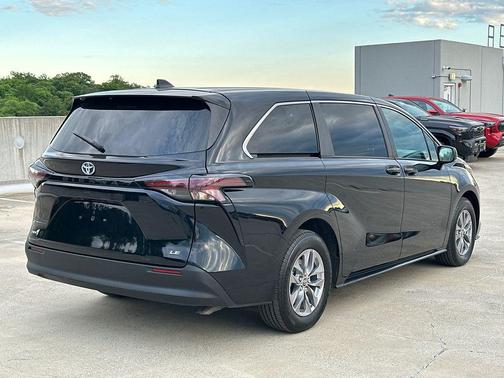 Midnight Black Metallic 2025 Toyota Sienna LE