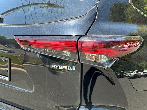Midnight Black Metallic 2024 Toyota Highlander Hybrid XLE