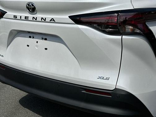 Pearl 2026 Toyota Sienna XLE