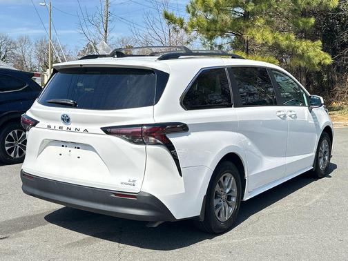 2023 Toyota Sienna LE