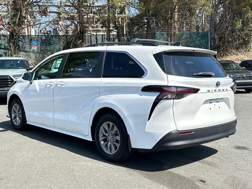 2023 Toyota Sienna LE