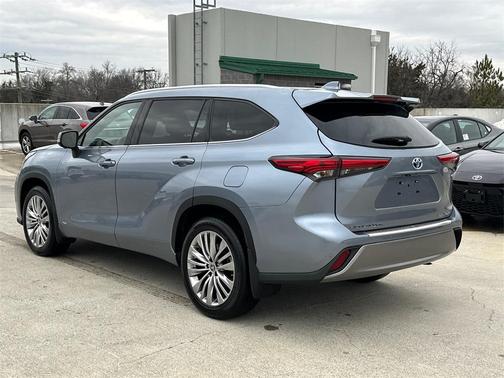 2023 Toyota Highlander Hybrid Platinum