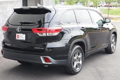 Photo 4 of 28 of 2017 Toyota Highlander Limited Platinum