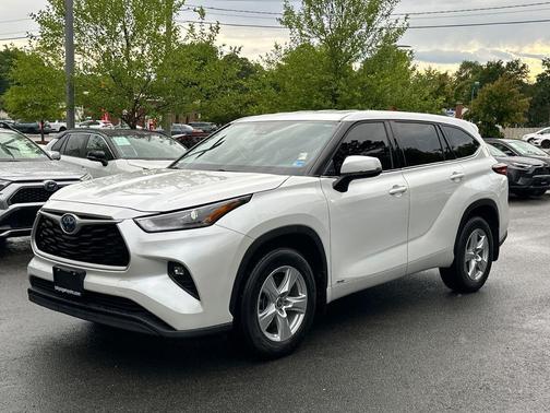 Pearl 2022 Toyota Highlander Hybrid LE