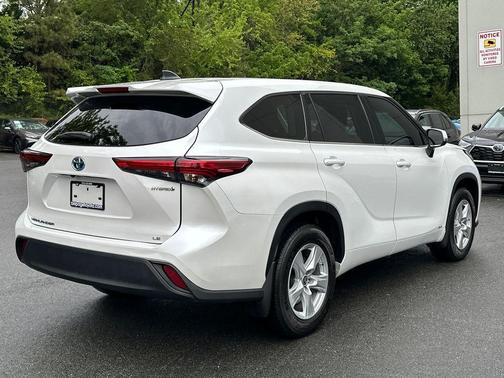 Pearl 2022 Toyota Highlander Hybrid LE