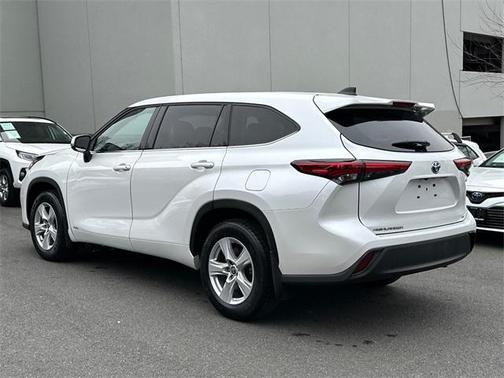Pearl 2022 Toyota Highlander Hybrid LE