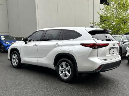 Pearl 2022 Toyota Highlander Hybrid LE