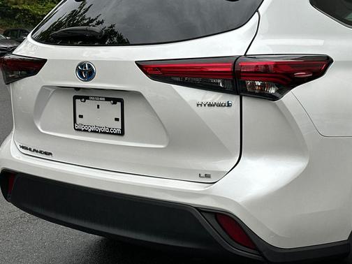 Pearl 2022 Toyota Highlander Hybrid LE