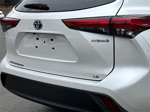 Pearl 2022 Toyota Highlander Hybrid LE