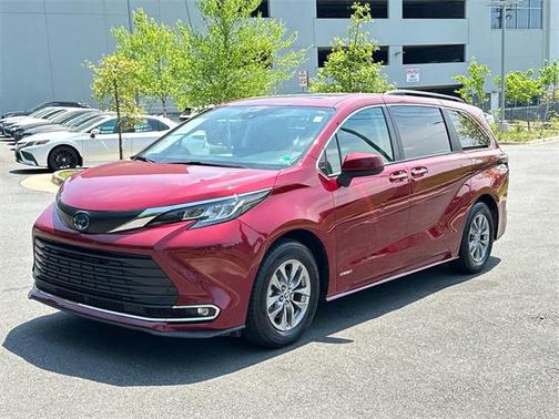 2021 Toyota Sienna XLE 8 Passenger