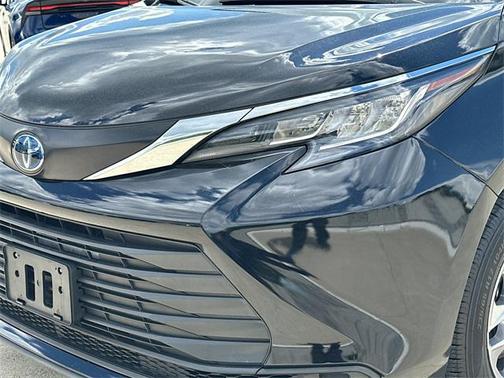 2022 Toyota Sienna LE