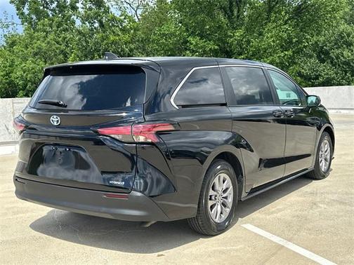 2022 Toyota Sienna LE