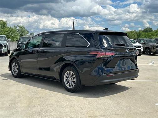 2022 Toyota Sienna LE