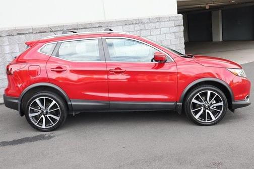 Photo 3 of 28 of 2017 Nissan Rogue Sport SL