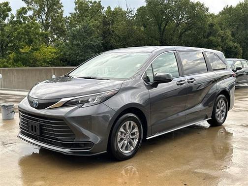 2025 Toyota Sienna LE