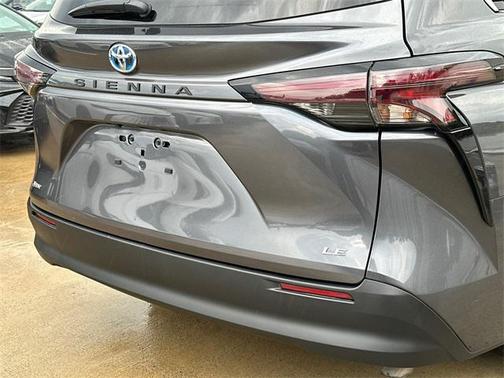 2025 Toyota Sienna LE