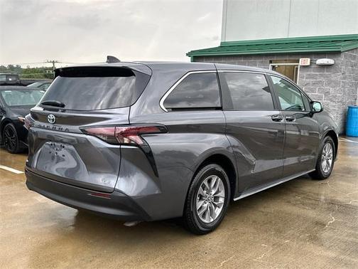 2025 Toyota Sienna LE