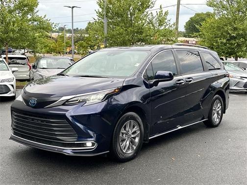 2024 Toyota Sienna XLE 8 Passenger