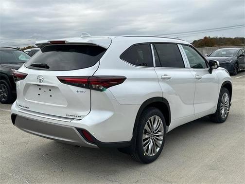2026 Toyota Highlander Hybrid Platinum