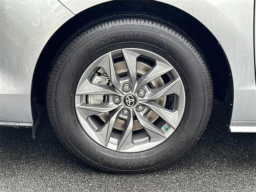 2022 Toyota Sienna XLE 8 Passenger
