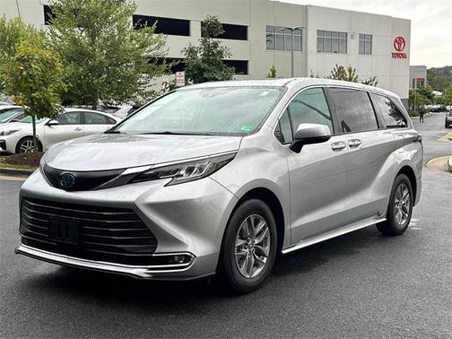 2022 Toyota Sienna XLE 8 Passenger