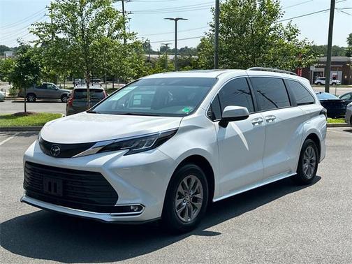 2023 Toyota Sienna XLE 8 Passenger