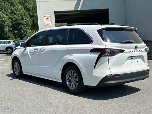 2023 Toyota Sienna XLE 8 Passenger