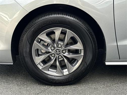 2023 Toyota Sienna LE