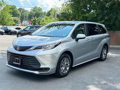 2023 Toyota Sienna LE