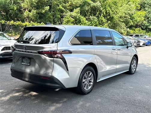2023 Toyota Sienna LE