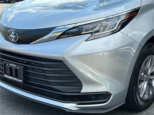 2023 Toyota Sienna LE
