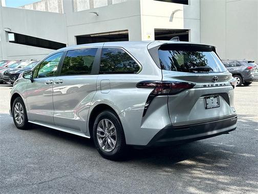 2023 Toyota Sienna LE